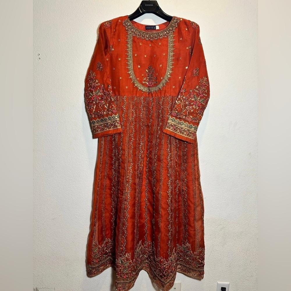 Handwork and embroidery with intricate details.
Shirt/Net duppatta